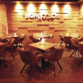 Angenehm Beleuchtetes etablissement einer Shisha Bar in Hannover