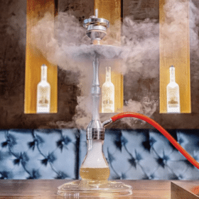 Ansehliche Wasserpfeifen in der Lucca einer Shisha Bar in Hannover Lounge