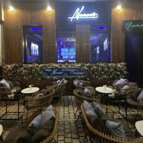 Die Außenterasse von einer der besten Shisha Bars in Frankfurt